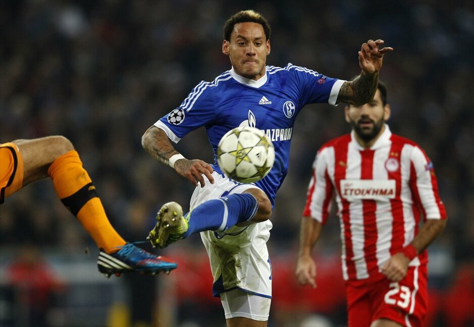 Champions League: Σάλκε - Ολυμπιακός 1-0 #21. Ο Τζόουνς της Σάλκε διεκδικεί τη μπάλα από τον τερματοφύλακα του Ολυμπιακού, Κάρολ.