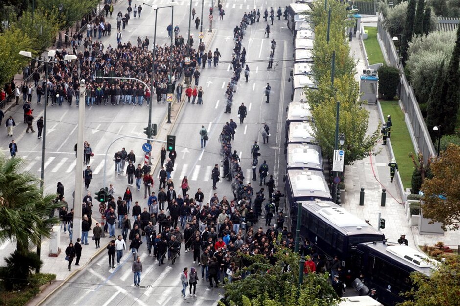 Κορύφωση εκδηλώσεων για το Πολυτεχνείο #1. Κορυφώνονται σήμερα οι εκδηλώσεις μνήμης και τιμής για την εξέγερση του Πολυτεχνείου. Λίγο μετά τις 3 μ.μ. ξεκίνησε από το Πολυτεχνείο η καθιερωμένη πορεία προς την αμερικανική πρεσβεία.