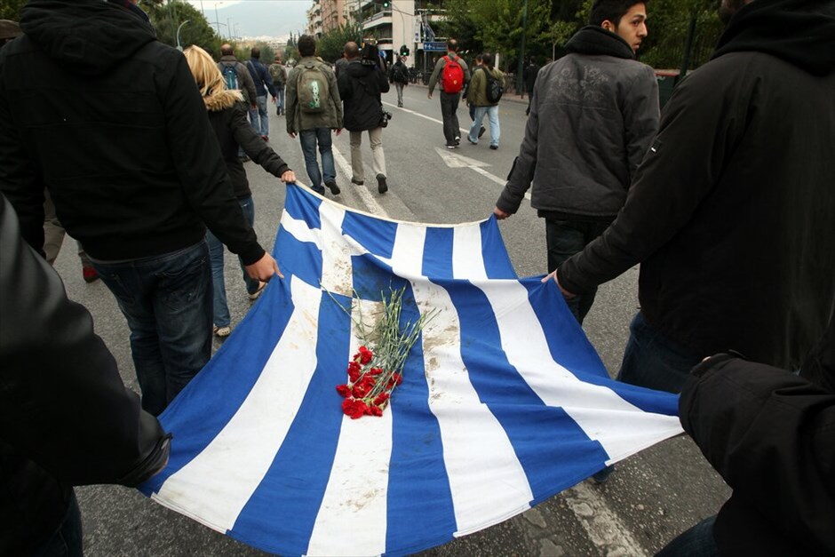 Κορύφωση εκδηλώσεων για το Πολυτεχνείο #2. Κορυφώνονται σήμερα οι εκδηλώσεις μνήμης και τιμής για την εξέγερση του Πολυτεχνείου. Λίγο μετά τις 3 μ.μ. ξεκίνησε από το Πολυτεχνείο η καθιερωμένη πορεία προς την αμερικανική πρεσβεία.