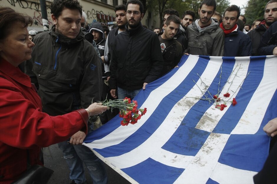 Κορύφωση εκδηλώσεων για το Πολυτεχνείο #4. Κορυφώνονται σήμερα οι εκδηλώσεις μνήμης και τιμής για την εξέγερση του Πολυτεχνείου. Λίγο μετά τις 3 μ.μ. ξεκίνησε από το Πολυτεχνείο η καθιερωμένη πορεία προς την αμερικανική πρεσβεία.