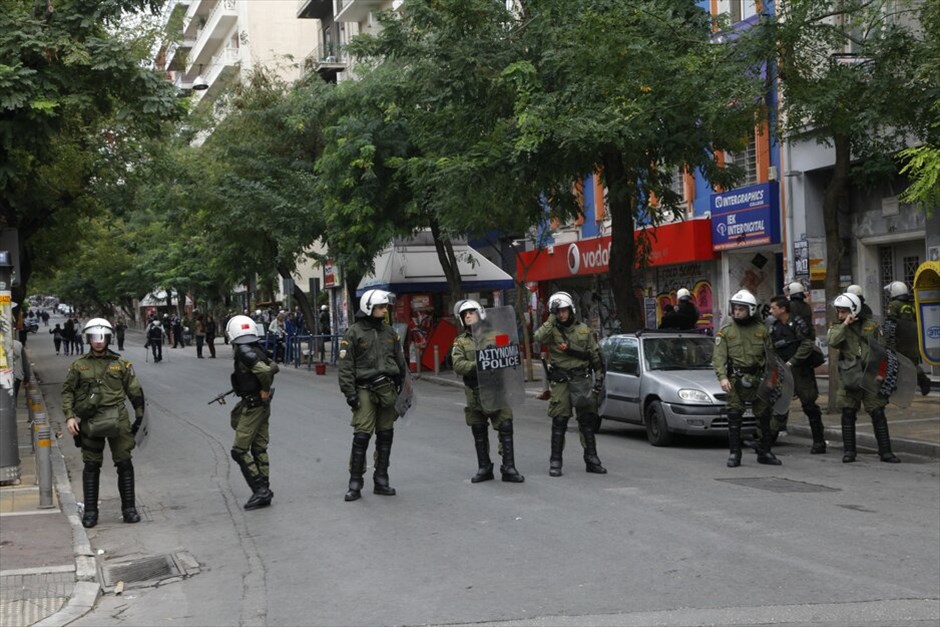 Κορύφωση εκδηλώσεων για το Πολυτεχνείο #6. Κορυφώνονται σήμερα οι εκδηλώσεις μνήμης και τιμής για την εξέγερση του Πολυτεχνείου. Λίγο μετά τις 3 μ.μ. ξεκίνησε από το Πολυτεχνείο η καθιερωμένη πορεία προς την αμερικανική πρεσβεία.