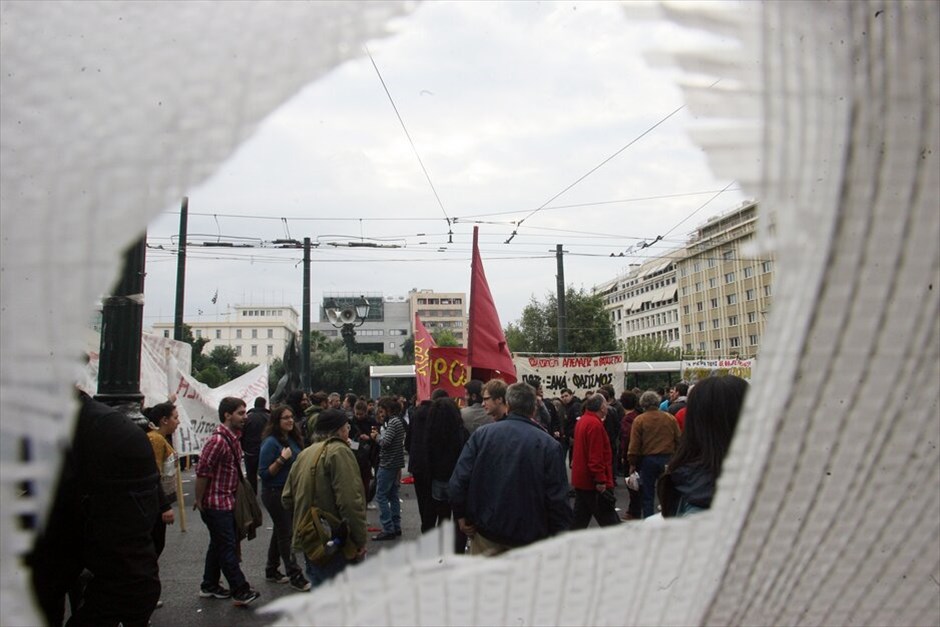 Κορύφωση εκδηλώσεων για το Πολυτεχνείο #7. Κορυφώνονται σήμερα οι εκδηλώσεις μνήμης και τιμής για την εξέγερση του Πολυτεχνείου. Λίγο μετά τις 3 μ.μ. ξεκίνησε από το Πολυτεχνείο η καθιερωμένη πορεία προς την αμερικανική πρεσβεία.