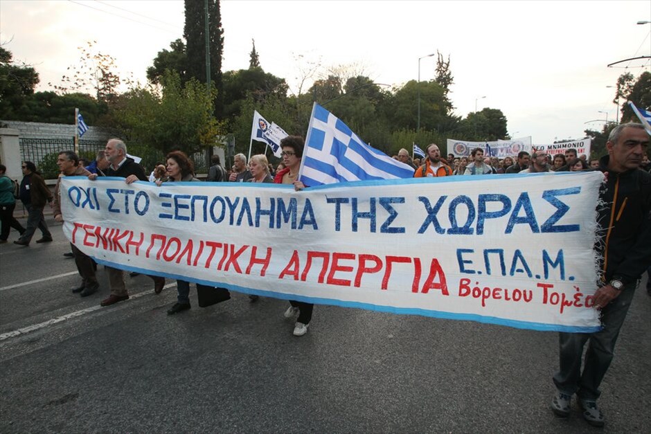 Κορύφωση εκδηλώσεων για το Πολυτεχνείο #12. Κορυφώνονται σήμερα οι εκδηλώσεις μνήμης και τιμής για την εξέγερση του Πολυτεχνείου. Λίγο μετά τις 3 μ.μ. ξεκίνησε από το Πολυτεχνείο η καθιερωμένη πορεία προς την αμερικανική πρεσβεία.