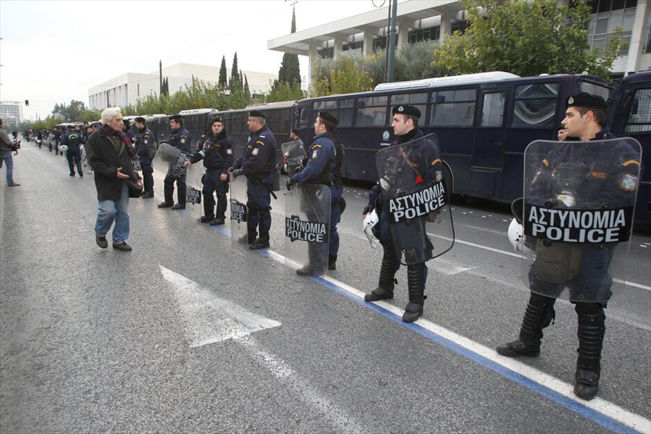 Κορύφωση εκδηλώσεων για το Πολυτεχνείο #14. Κορυφώνονται σήμερα οι εκδηλώσεις μνήμης και τιμής για την εξέγερση του Πολυτεχνείου. Λίγο μετά τις 3 μ.μ. ξεκίνησε από το Πολυτεχνείο η καθιερωμένη πορεία προς την αμερικανική πρεσβεία.