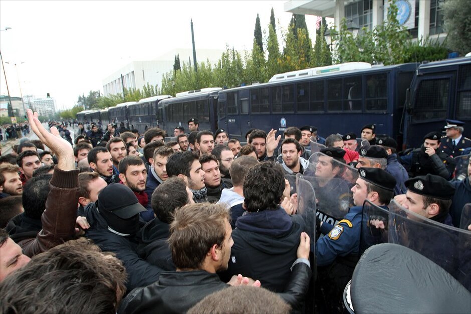 Κορύφωση εκδηλώσεων για το Πολυτεχνείο #15. Κορυφώνονται σήμερα οι εκδηλώσεις μνήμης και τιμής για την εξέγερση του Πολυτεχνείου. Λίγο μετά τις 3 μ.μ. ξεκίνησε από το Πολυτεχνείο η καθιερωμένη πορεία προς την αμερικανική πρεσβεία.