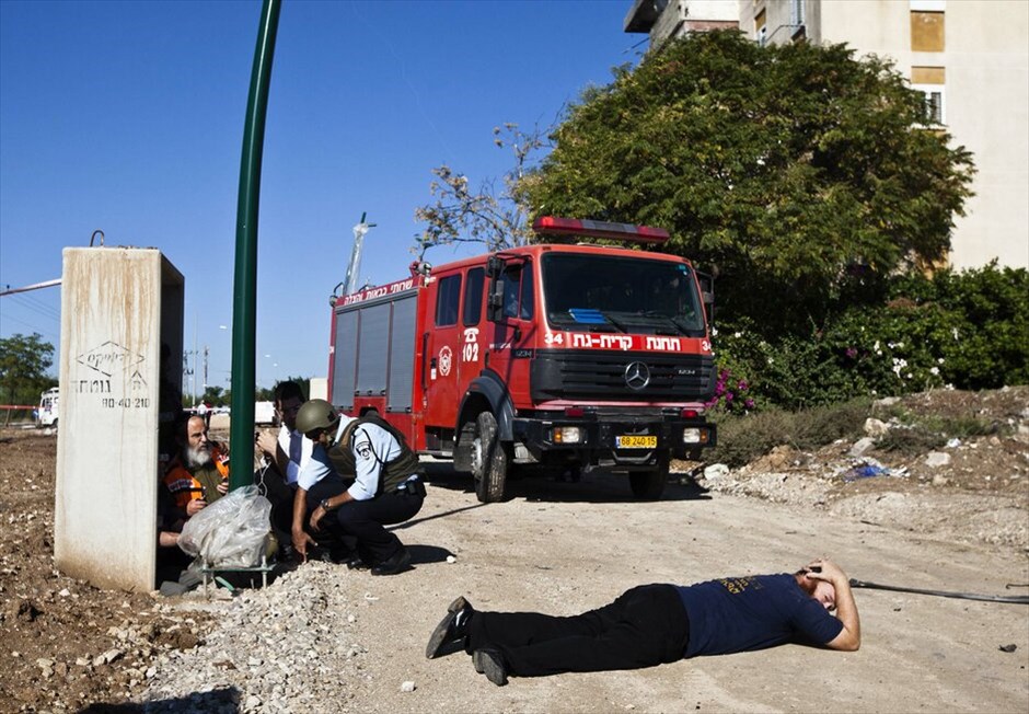 Σειρήνες πολέμου ηχούν στο Ισραήλ #3. Οι σειρήνες ήχησαν στο Τελ Αβίβ και σε άλλες πόλεις του Ισραήλ, προειδοποιώντας τους κατοίκους για επίθεση από πυραύλους. Μετά το θάνατο του στρατιωτικού ηγέτη της Χαμάς, το Ισραήλ πραγματοποίησε 200 αεροπορικές επιδρομές στη Γάζα, ενώ 274 ρουκέτες εκτοξεύτηκαν προς το Ισραήλ και άλλες 112 αναχαιτίστηκαν από το Iron Dome το σύστημα αντιπυραυλικής άμυνας, σύμφωνα με τον ισραηλινό στρατό.Τουλάχιστον 19 παλαιστίνιοι μεταξύ των οποίων πολλά παιδιά έχουν χάσει τη ζωή τους και 235 έχουν τραυματισθεί. Tρεις ισραηλινοί έχουν βρει το θάνατο μέχρι στιγμής από το νέο κύκλο βίας στη Μέση Ανατολή.