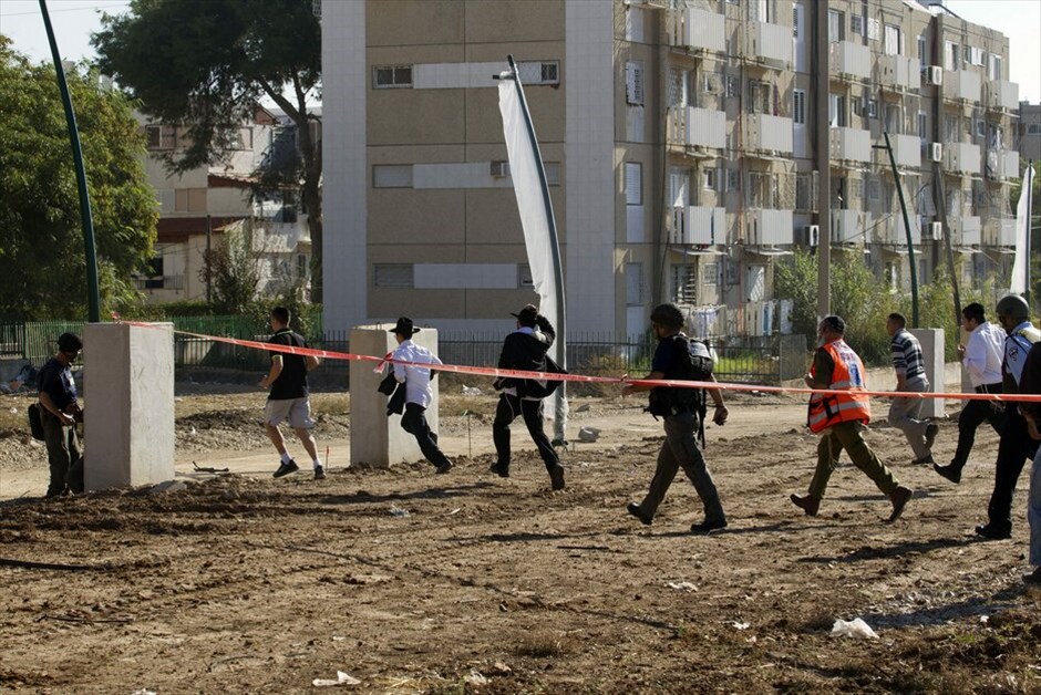 Σειρήνες πολέμου ηχούν στο Ισραήλ #13. Οι σειρήνες ήχησαν στο Τελ Αβίβ και σε άλλες πόλεις του Ισραήλ, προειδοποιώντας τους κατοίκους για επίθεση από πυραύλους. Μετά το θάνατο του στρατιωτικού ηγέτη της Χαμάς, το Ισραήλ πραγματοποίησε 200 αεροπορικές επιδρομές στη Γάζα, ενώ 274 ρουκέτες εκτοξεύτηκαν προς το Ισραήλ και άλλες 112 αναχαιτίστηκαν από το Iron Dome το σύστημα αντιπυραυλικής άμυνας, σύμφωνα με τον ισραηλινό στρατό.Τουλάχιστον 19 παλαιστίνιοι μεταξύ των οποίων πολλά παιδιά έχουν χάσει τη ζωή τους και 235 έχουν τραυματισθεί. Tρεις ισραηλινοί έχουν βρει το θάνατο μέχρι στιγμής από το νέο κύκλο βίας στη Μέση Ανατολή.