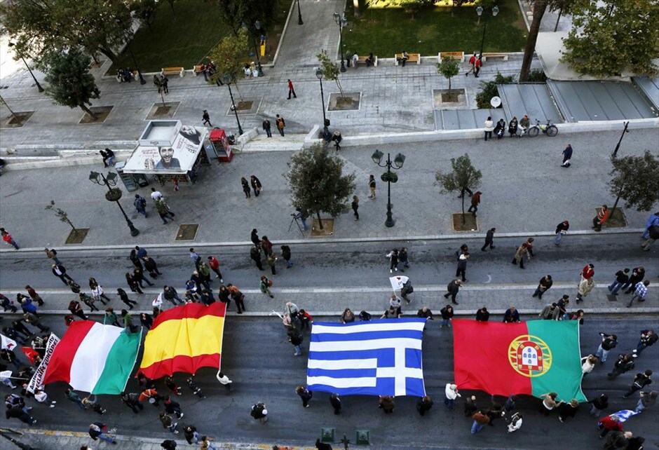 Διαδήλωση στην Αθήνα κατά της λιτότητας #1. Χιλιάδες εργαζόμενοι διαδηλώνουν σήμερα στην Αθήνα και σε ολόκληρη την Ευρώπη στο πλαίσιο της πανευρωπαϊκής κινητοποίησης κατά της λιτότητας και των μνημονίων. Στην Αθήνα οι πολίτες, ανταποκρινόμενοι στο κάλεσμα της ΓΣΕΕ και της ΑΔΕΔΥ συγκεντρώθηκαν στην πλατεία Κλαυθμώνος και στη συνέχεια έκαναν πορεία μέχρι τη Βουλή, όπου παραμένουν.
