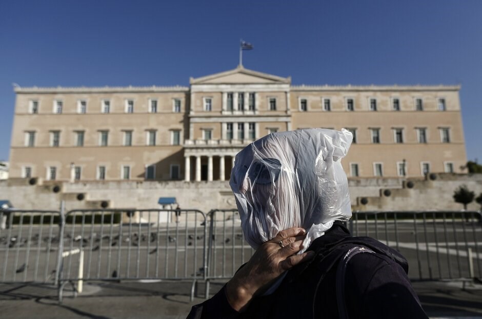 Διαδήλωση στην Αθήνα κατά της λιτότητας #4. Χιλιάδες εργαζόμενοι διαδηλώνουν σήμερα στην Αθήνα και σε ολόκληρη την Ευρώπη στο πλαίσιο της πανευρωπαϊκής κινητοποίησης κατά της λιτότητας και των μνημονίων. Στην Αθήνα οι πολίτες, ανταποκρινόμενοι στο κάλεσμα της ΓΣΕΕ και της ΑΔΕΔΥ συγκεντρώθηκαν στην πλατεία Κλαυθμώνος και στη συνέχεια έκαναν πορεία μέχρι τη Βουλή, όπου παραμένουν.