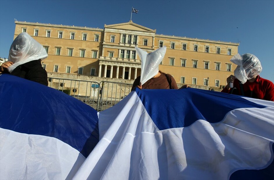 Διαδήλωση στην Αθήνα κατά της λιτότητας #5. Χιλιάδες εργαζόμενοι διαδηλώνουν σήμερα στην Αθήνα και σε ολόκληρη την Ευρώπη στο πλαίσιο της πανευρωπαϊκής κινητοποίησης κατά της λιτότητας και των μνημονίων. Στην Αθήνα οι πολίτες, ανταποκρινόμενοι στο κάλεσμα της ΓΣΕΕ και της ΑΔΕΔΥ συγκεντρώθηκαν στην πλατεία Κλαυθμώνος και στη συνέχεια έκαναν πορεία μέχρι τη Βουλή, όπου παραμένουν.