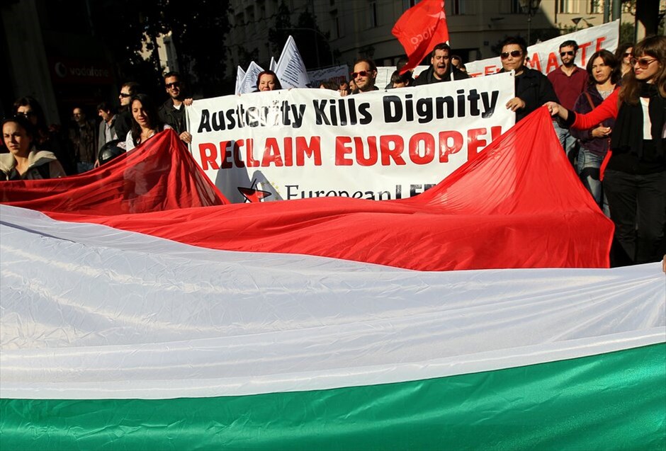 Διαδήλωση στην Αθήνα κατά της λιτότητας #7. Χιλιάδες εργαζόμενοι διαδηλώνουν σήμερα στην Αθήνα και σε ολόκληρη την Ευρώπη στο πλαίσιο της πανευρωπαϊκής κινητοποίησης κατά της λιτότητας και των μνημονίων. Στην Αθήνα οι πολίτες, ανταποκρινόμενοι στο κάλεσμα της ΓΣΕΕ και της ΑΔΕΔΥ συγκεντρώθηκαν στην πλατεία Κλαυθμώνος και στη συνέχεια έκαναν πορεία μέχρι τη Βουλή, όπου παραμένουν.