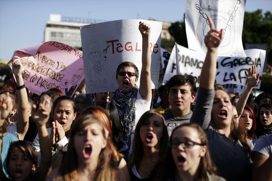 Πανευρωπαϊκές διαδηλώσεις κατά της λιτότητας #30. Φοιητές διαδηλώνουν στο κέντρο της Ρώμης, Ιταλία.