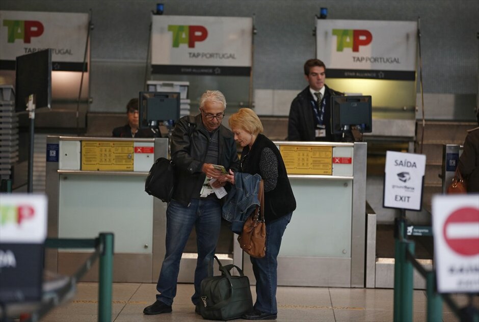 Πανευρωπαϊκές διαδηλώσεις κατά της λιτότητας #35. Επιβάτες στο αεροδρόμιο της Λισαβόνας, Πορτογαλία.