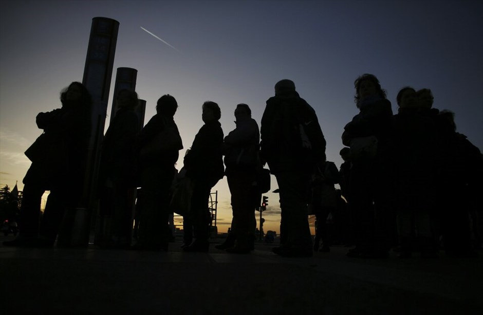 Πανευρωπαϊκές διαδηλώσεις κατά της λιτότητας #58. Επιβάτες περιμένουν στον σιδηροδρομικό σταθμό Ατότσα, στη Μαδρίτη.