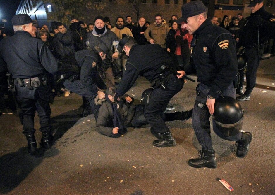 Πανευρωπαϊκές διαδηλώσεις κατά της λιτότητας #64. Αστυνομικοί συλλαμβάνουν έναν από τους απεργούς, στο Οβιέδο, βόρεια Ισπανία.