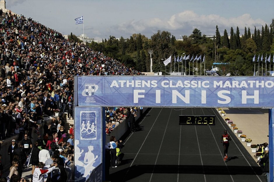 30ός Κλασικός Μαραθώνιος της Αθήνας #1. Ο θάνατος του δρομέα που έλαβε μέρος στον αγώνα των 10χλμ., που διεξήχθη παράλληλα με τον 30ο Κλασικό Μαραθώνιο της Αθήνας επισκίασε τη διοργάνωση, που ήταν αφιερωμένη στη μνήμη του ειρηνιστή και βαλκανιονίκη, Γρηγόρη Λαμπράκη. Στις τρεις πρώτες θέσεις βρέθηκαν οι Κενυάτες δρομείς, Ρέιμοντ Κιμουτάι Μπετ (νικητής) με επίδοση 2:11:35 (βελτίωσε το ρεκόρ αγώνα που έκανε πέρυσι ο Μαροκινός Αμπντελκερίμ Μπούμπκερ, 2:11:40), ακολούθησε ο Πολ Κιμπέτ Κοσγκέι με 2:12:20, ενώ την πρώτη τριάδα συμπλήρωσε ο Αλεξ Σούμκο Κιρούι (2:12:26).Και στις γυναίκες η Κένυα ήταν αυτή που ανέδειξε τη νικήτρια του αγώνα. Η Κονσαλάτερ Τσεμτάι Γιαντάα έκοψε πρώτη το νήμα με επίδοση 2:40:00, δεύτερη ήταν η Σβιτλάνα Στάνκο από την Ουκρανία με χρόνο 2:40:07, ενώ την πρώτη τριάδα συμπλήρωσε άλλη μια δρομέας από την Κένυα, η Βιόλα Τσελάνγκατ Κιμέτο, με 2:40:28.