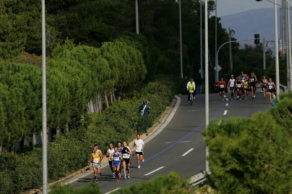 30ός Κλασικός Μαραθώνιος της Αθήνας #14. Μαραθωνοδρόμοι που τρέχουν στον 30ό Κλασικό Μαραθώνιο της Αθήνας.