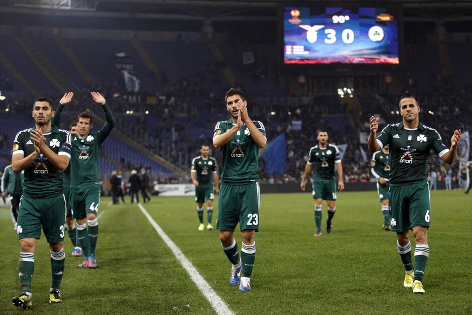 Europa League: Λάτσιο - Παναθηναϊκός 3-0 #1. Οι παίκτες του Παναθηναϊκού χειροκροτούν τους φιλάθλους της ομάδας που βρέθηκαν στο γήπεδο.