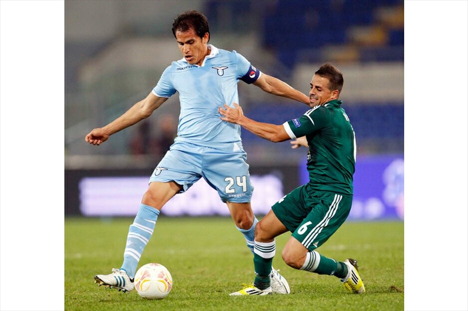 Europa League: Λάτσιο - Παναθηναϊκός 3-0 #15. Μαρκάρισμα του Βιτόλο στον Λεντέσμα. REUTERS/GIAMPIERO SPOSITO
