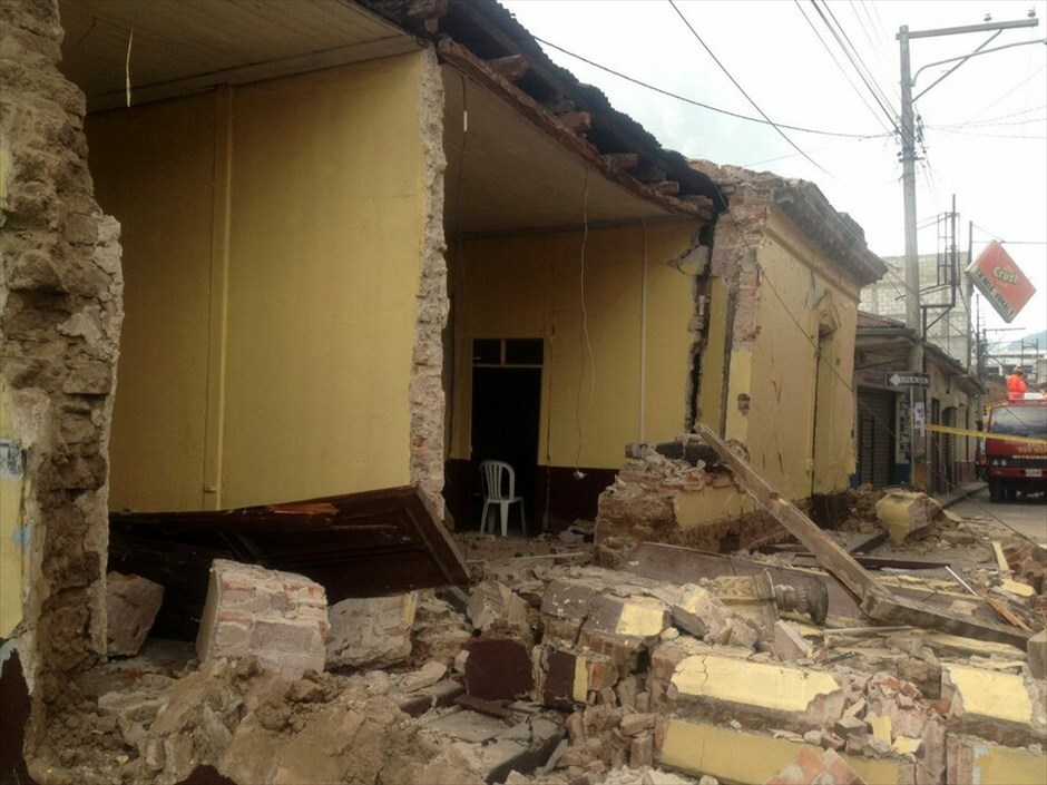 Γουατεμάλα: Ισχυρός σεισμός με θύματα #1. Τουλάχιστον 48 νεκροί, 150 τραυματίες και 23 αγνοούμενοι είναι σύμφωνα με νεώτερες πληροφορίες ο απολογισμός των θυμάτων του σεισμού των 7,4 βαθμών που σημειώθηκε χθες στις ακτές της Γουατεμάλας, στον Ειρηνικό και ο οποίος προκάλεσε πανικό ως το Μεξικό και το Σαλβαδόρ. Η ζώνη που επλήγη περισσότερο είναι ο νομός Σαν Μάρκο, περίπου 250 χιλιόμετρα δυτρικά της πρωτεύουσας. Στην περιοχή αυτή, στην οποία κατέρρευσαν τοίχοι, καταστράφηκαν αυτοκίνητα, αποκόπηκαν δρόμοι και διεκόπησαν οι τηλεπικοινωνίες, σημειώθηκαν οι περισσότεροι θάνατοι. Σύμφωνα με το Ινστιτούτο Γεωφυσικής των ΗΠΑ, ο σεισμός είχε εστιακό βάθος 41,6 χλμ και το επίκεντρό του εντοπίστηκε στη θάλασσα, 24 χιλιόμετρα νοτιοδυτικά της πόλης Σαμπέρικο.