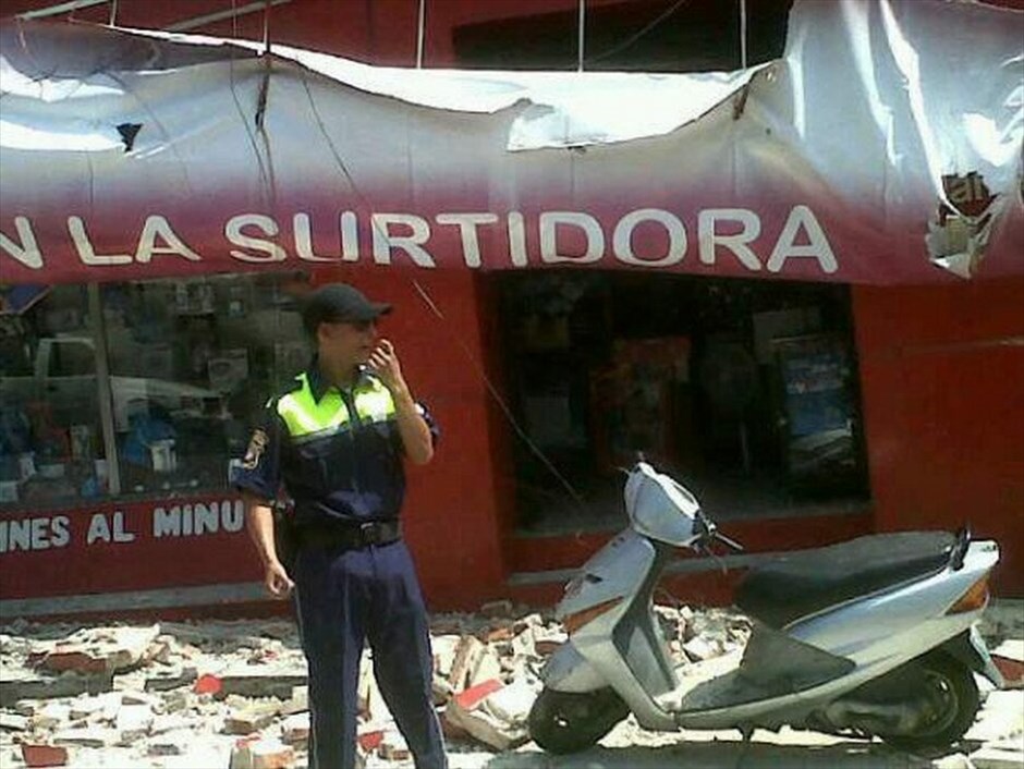 Γουατεμάλα: Ισχυρός σεισμός με θύματα #3. Τουλάχιστον 48 νεκροί, 150 τραυματίες και 23 αγνοούμενοι είναι σύμφωνα με νεώτερες πληροφορίες ο απολογισμός των θυμάτων του σεισμού των 7,4 βαθμών που σημειώθηκε χθες στις ακτές της Γουατεμάλας, στον Ειρηνικό και ο οποίος προκάλεσε πανικό ως το Μεξικό και το Σαλβαδόρ. Η ζώνη που επλήγη περισσότερο είναι ο νομός Σαν Μάρκο, περίπου 250 χιλιόμετρα δυτρικά της πρωτεύουσας. Στην περιοχή αυτή, στην οποία κατέρρευσαν τοίχοι, καταστράφηκαν αυτοκίνητα, αποκόπηκαν δρόμοι και διεκόπησαν οι τηλεπικοινωνίες, σημειώθηκαν οι περισσότεροι θάνατοι. Σύμφωνα με το Ινστιτούτο Γεωφυσικής των ΗΠΑ, ο σεισμός είχε εστιακό βάθος 41,6 χλμ και το επίκεντρό του εντοπίστηκε στη θάλασσα, 24 χιλιόμετρα νοτιοδυτικά της πόλης Σαμπέρικο.