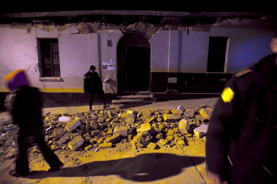 Γουατεμάλα: Ισχυρός σεισμός με θύματα #6. Τουλάχιστον 48 νεκροί, 150 τραυματίες και 23 αγνοούμενοι είναι σύμφωνα με νεώτερες πληροφορίες ο απολογισμός των θυμάτων του σεισμού των 7,4 βαθμών που σημειώθηκε χθες στις ακτές της Γουατεμάλας, στον Ειρηνικό και ο οποίος προκάλεσε πανικό ως το Μεξικό και το Σαλβαδόρ. Η ζώνη που επλήγη περισσότερο είναι ο νομός Σαν Μάρκο, περίπου 250 χιλιόμετρα δυτρικά της πρωτεύουσας. Στην περιοχή αυτή, στην οποία κατέρρευσαν τοίχοι, καταστράφηκαν αυτοκίνητα, αποκόπηκαν δρόμοι και διεκόπησαν οι τηλεπικοινωνίες, σημειώθηκαν οι περισσότεροι θάνατοι. Σύμφωνα με το Ινστιτούτο Γεωφυσικής των ΗΠΑ, ο σεισμός είχε εστιακό βάθος 41,6 χλμ και το επίκεντρό του εντοπίστηκε στη θάλασσα, 24 χιλιόμετρα νοτιοδυτικά της πόλης Σαμπέρικο.