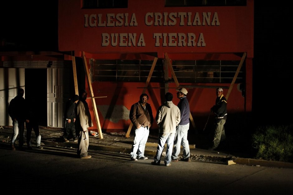 Γουατεμάλα: Ισχυρός σεισμός με θύματα #7. Τουλάχιστον 48 νεκροί, 150 τραυματίες και 23 αγνοούμενοι είναι σύμφωνα με νεώτερες πληροφορίες ο απολογισμός των θυμάτων του σεισμού των 7,4 βαθμών που σημειώθηκε χθες στις ακτές της Γουατεμάλας, στον Ειρηνικό και ο οποίος προκάλεσε πανικό ως το Μεξικό και το Σαλβαδόρ. Η ζώνη που επλήγη περισσότερο είναι ο νομός Σαν Μάρκο, περίπου 250 χιλιόμετρα δυτρικά της πρωτεύουσας. Στην περιοχή αυτή, στην οποία κατέρρευσαν τοίχοι, καταστράφηκαν αυτοκίνητα, αποκόπηκαν δρόμοι και διεκόπησαν οι τηλεπικοινωνίες, σημειώθηκαν οι περισσότεροι θάνατοι. Σύμφωνα με το Ινστιτούτο Γεωφυσικής των ΗΠΑ, ο σεισμός είχε εστιακό βάθος 41,6 χλμ και το επίκεντρό του εντοπίστηκε στη θάλασσα, 24 χιλιόμετρα νοτιοδυτικά της πόλης Σαμπέρικο.