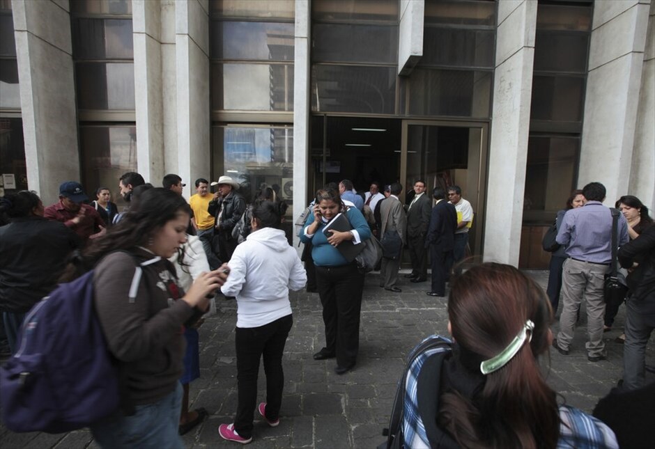 Γουατεμάλα: Ισχυρός σεισμός με θύματα #12. Τουλάχιστον 48 νεκροί, 150 τραυματίες και 23 αγνοούμενοι είναι σύμφωνα με νεώτερες πληροφορίες ο απολογισμός των θυμάτων του σεισμού των 7,4 βαθμών που σημειώθηκε χθες στις ακτές της Γουατεμάλας, στον Ειρηνικό και ο οποίος προκάλεσε πανικό ως το Μεξικό και το Σαλβαδόρ. Η ζώνη που επλήγη περισσότερο είναι ο νομός Σαν Μάρκο, περίπου 250 χιλιόμετρα δυτρικά της πρωτεύουσας. Στην περιοχή αυτή, στην οποία κατέρρευσαν τοίχοι, καταστράφηκαν αυτοκίνητα, αποκόπηκαν δρόμοι και διεκόπησαν οι τηλεπικοινωνίες, σημειώθηκαν οι περισσότεροι θάνατοι. Σύμφωνα με το Ινστιτούτο Γεωφυσικής των ΗΠΑ, ο σεισμός είχε εστιακό βάθος 41,6 χλμ και το επίκεντρό του εντοπίστηκε στη θάλασσα, 24 χιλιόμετρα νοτιοδυτικά της πόλης Σαμπέρικο.