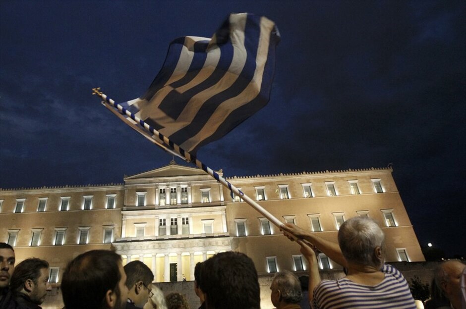 Συλλαλητήρια στο Σύνταγμα #2. Πυκνώνουν όσο περνάει η ώρα οι διαδηλωτές στο Σύνταγμα, ανταποκρινόμενοι στο κάλεσμα για διαμαρτυρία κατά των νέων μέτρων. Εκτιμάται πως οι συγκεντρωμένοι είναι πάνω από 70.000 άτομα.