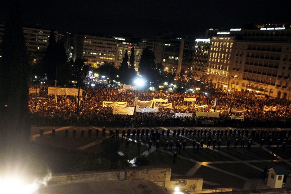 Συλλαλητήρια στο Σύνταγμα #3. Πυκνώνουν όσο περνάει η ώρα οι διαδηλωτές στο Σύνταγμα, ανταποκρινόμενοι στο κάλεσμα για διαμαρτυρία κατά των νέων μέτρων. Εκτιμάται πως οι συγκεντρωμένοι είναι πάνω από 70.000 άτομα.
