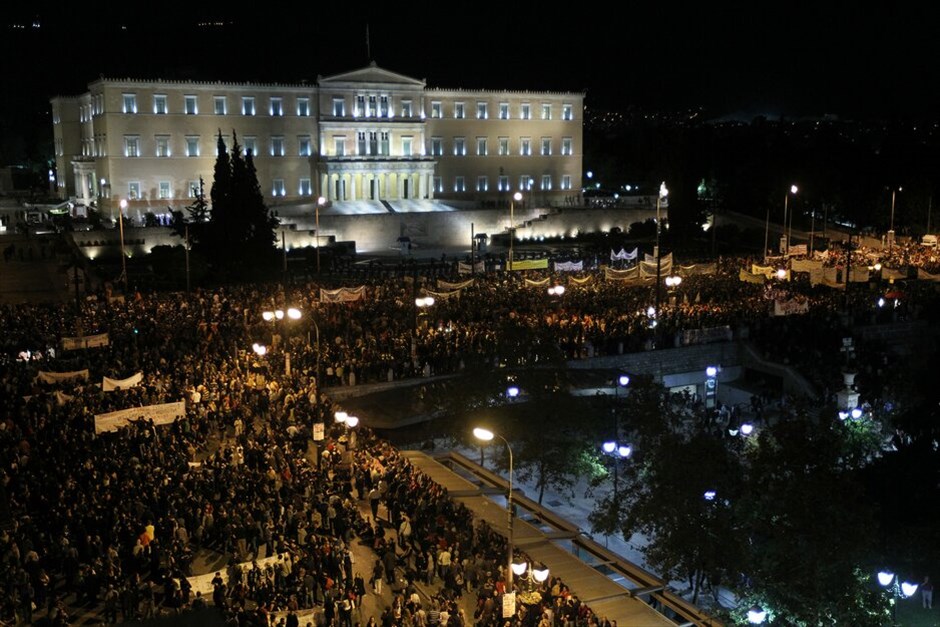 Συλλαλητήρια στο Σύνταγμα #6. Πυκνώνουν όσο περνάει η ώρα οι διαδηλωτές στο Σύνταγμα, ανταποκρινόμενοι στο κάλεσμα για διαμαρτυρία κατά των νέων μέτρων. Εκτιμάται πως οι συγκεντρωμένοι είναι πάνω από 70.000 άτομα.