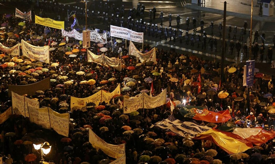 Συλλαλητήρια στο Σύνταγμα #7. Πυκνώνουν όσο περνάει η ώρα οι διαδηλωτές στο Σύνταγμα, ανταποκρινόμενοι στο κάλεσμα για διαμαρτυρία κατά των νέων μέτρων. Εκτιμάται πως οι συγκεντρωμένοι είναι πάνω από 70.000 άτομα.