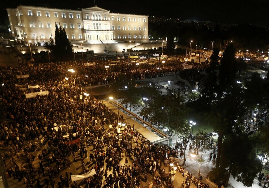 Συλλαλητήρια στο Σύνταγμα #9. Πυκνώνουν όσο περνάει η ώρα οι διαδηλωτές στο Σύνταγμα, ανταποκρινόμενοι στο κάλεσμα για διαμαρτυρία κατά των νέων μέτρων. Εκτιμάται πως οι συγκεντρωμένοι είναι πάνω από 70.000 άτομα.
