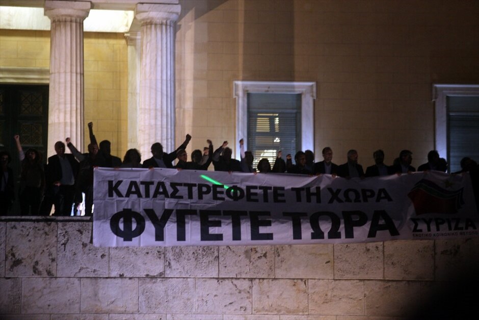 Συλλαλητήρια στο Σύνταγμα #11. Πυκνώνουν όσο περνάει η ώρα οι διαδηλωτές στο Σύνταγμα, ανταποκρινόμενοι στο κάλεσμα για διαμαρτυρία κατά των νέων μέτρων. Εκτιμάται πως οι συγκεντρωμένοι είναι πάνω από 70.000 άτομα.