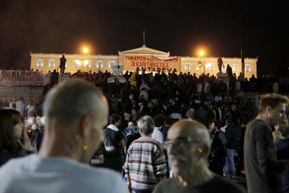 Συλλαλητήρια στο Σύνταγμα #12. Πυκνώνουν όσο περνάει η ώρα οι διαδηλωτές στο Σύνταγμα, ανταποκρινόμενοι στο κάλεσμα για διαμαρτυρία κατά των νέων μέτρων. Εκτιμάται πως οι συγκεντρωμένοι είναι πάνω από 70.000 άτομα.