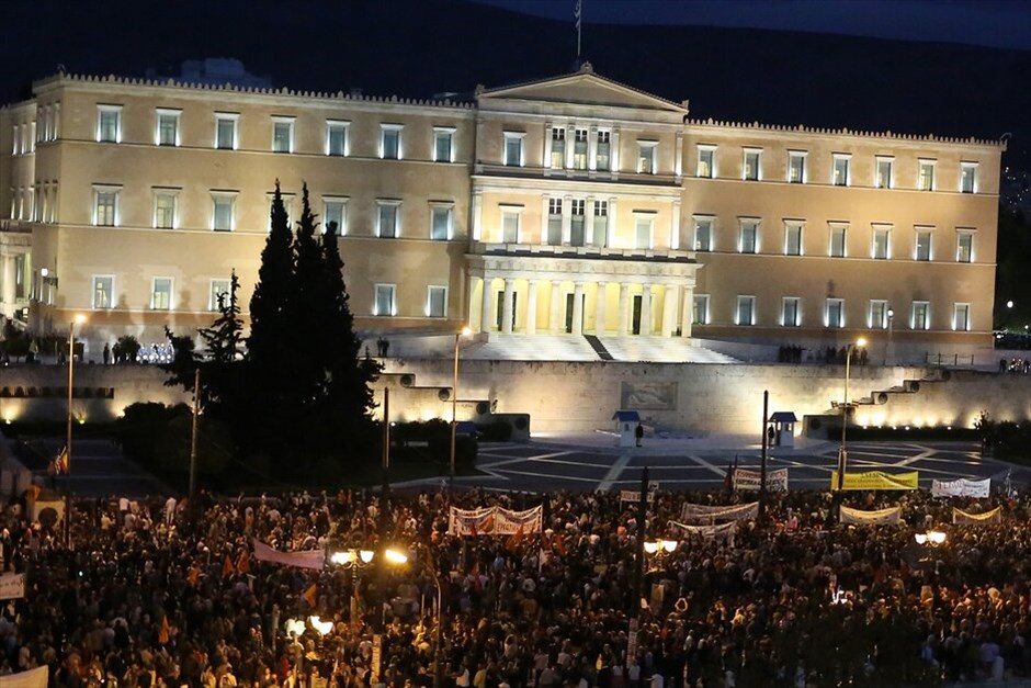Συλλαλητήρια στο Σύνταγμα #13. Πυκνώνουν όσο περνάει η ώρα οι διαδηλωτές στο Σύνταγμα, ανταποκρινόμενοι στο κάλεσμα για διαμαρτυρία κατά των νέων μέτρων. Εκτιμάται πως οι συγκεντρωμένοι είναι πάνω από 70.000 άτομα.