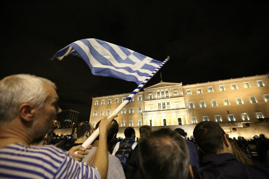 Συλλαλητήρια στο Σύνταγμα #14. Πυκνώνουν όσο περνάει η ώρα οι διαδηλωτές στο Σύνταγμα, ανταποκρινόμενοι στο κάλεσμα για διαμαρτυρία κατά των νέων μέτρων. Εκτιμάται πως οι συγκεντρωμένοι είναι πάνω από 70.000 άτομα.