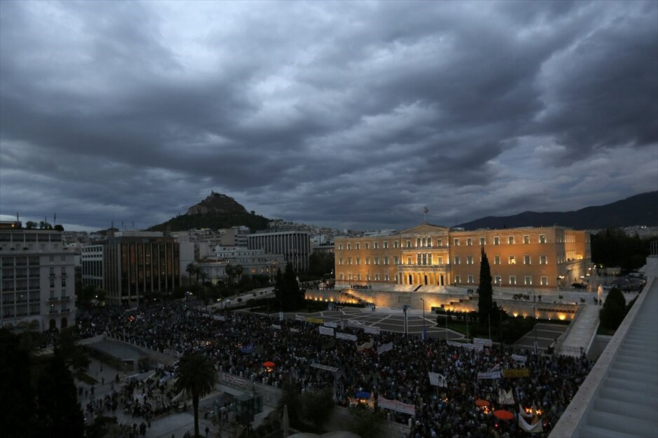 Συλλαλητήρια στο Σύνταγμα #15. Πυκνώνουν όσο περνάει η ώρα οι διαδηλωτές στο Σύνταγμα, ανταποκρινόμενοι στο κάλεσμα για διαμαρτυρία κατά των νέων μέτρων. Εκτιμάται πως οι συγκεντρωμένοι είναι πάνω από 70.000 άτομα.