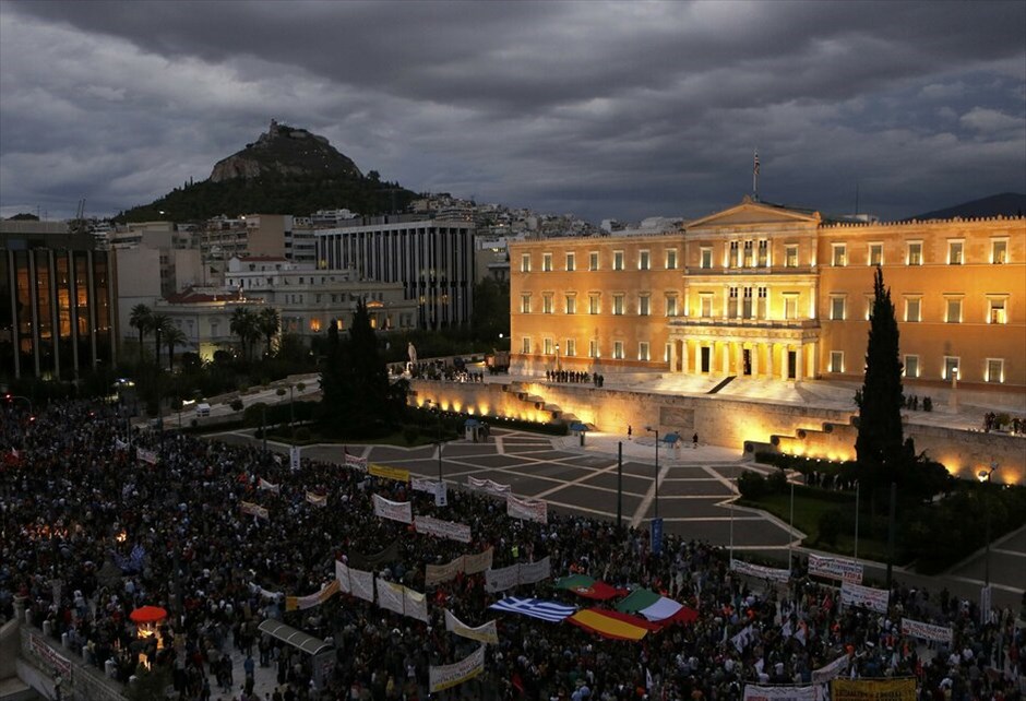Συλλαλητήρια στο Σύνταγμα #17. Πυκνώνουν όσο περνάει η ώρα οι διαδηλωτές στο Σύνταγμα, ανταποκρινόμενοι στο κάλεσμα για διαμαρτυρία κατά των νέων μέτρων. Εκτιμάται πως οι συγκεντρωμένοι είναι πάνω από 70.000 άτομα.