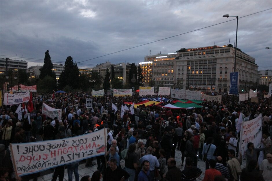 Συλλαλητήρια στο Σύνταγμα #19. Πυκνώνουν όσο περνάει η ώρα οι διαδηλωτές στο Σύνταγμα, ανταποκρινόμενοι στο κάλεσμα για διαμαρτυρία κατά των νέων μέτρων. Εκτιμάται πως οι συγκεντρωμένοι είναι πάνω από 70.000 άτομα.