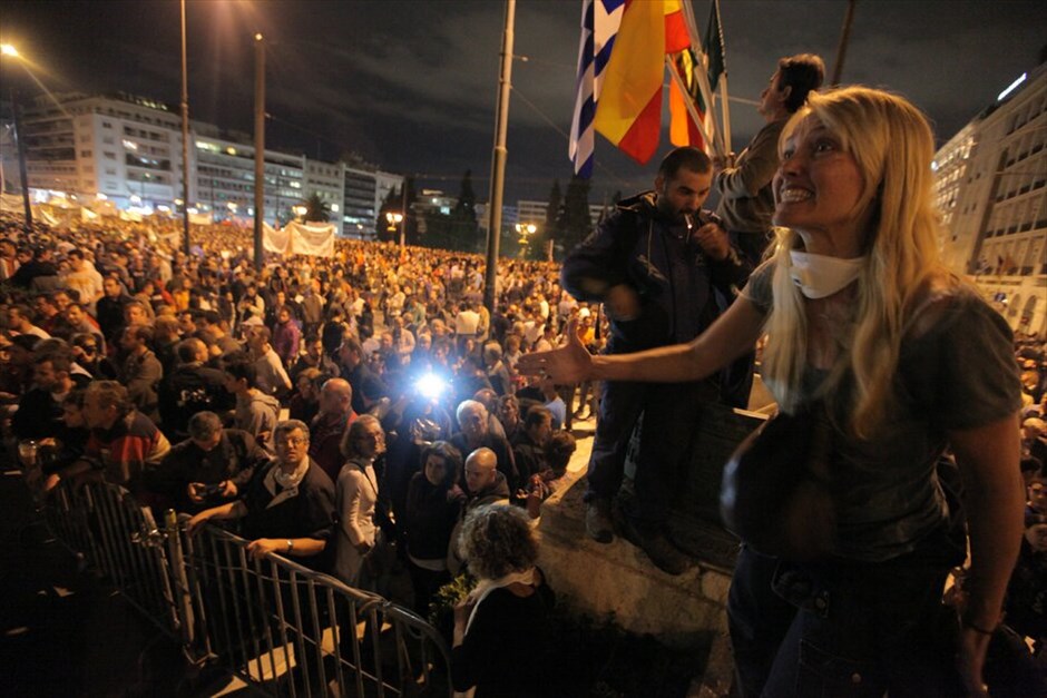 Συλλαλητήρια στο Σύνταγμα #22. Πυκνώνουν όσο περνάει η ώρα οι διαδηλωτές στο Σύνταγμα, ανταποκρινόμενοι στο κάλεσμα για διαμαρτυρία κατά των νέων μέτρων. Εκτιμάται πως οι συγκεντρωμένοι είναι πάνω από 70.000 άτομα.