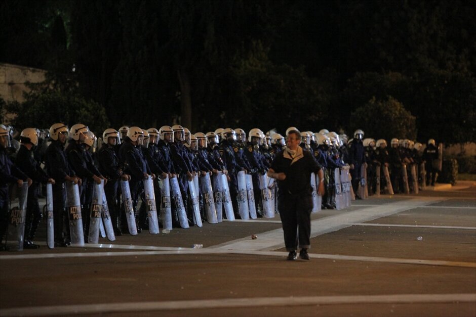 Συλλαλητήρια στο Σύνταγμα #23. Πυκνώνουν όσο περνάει η ώρα οι διαδηλωτές στο Σύνταγμα, ανταποκρινόμενοι στο κάλεσμα για διαμαρτυρία κατά των νέων μέτρων. Εκτιμάται πως οι συγκεντρωμένοι είναι πάνω από 70.000 άτομα.
