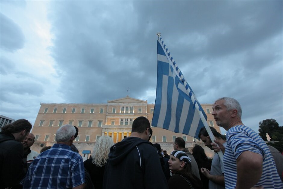 Συλλαλητήρια στο Σύνταγμα #25. Πυκνώνουν όσο περνάει η ώρα οι διαδηλωτές στο Σύνταγμα, ανταποκρινόμενοι στο κάλεσμα για διαμαρτυρία κατά των νέων μέτρων. Εκτιμάται πως οι συγκεντρωμένοι είναι πάνω από 70.000 άτομα.