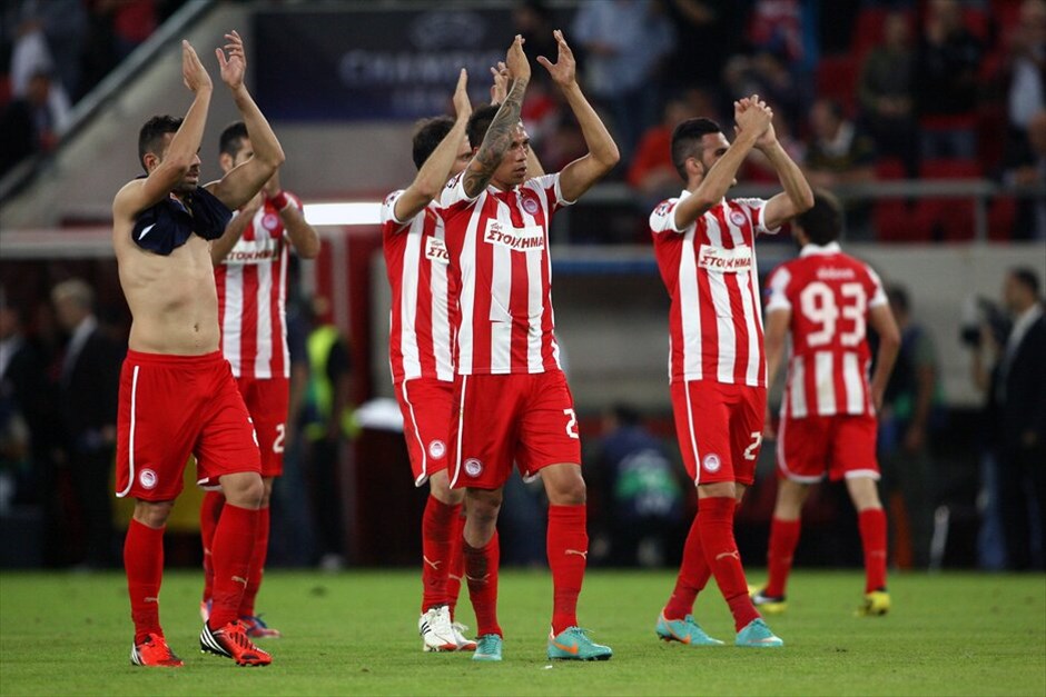 Champions League: Ολυμπιακός - Μονπελιέ 3-1 #1. Οι παίκτες του Ολυμπιακού ευχαριστούν τους φιλάθλους της ομάδας μετά το τέλος του αγώνα όπου οι «ερυθρόλευκοι» επικράτησαν της Μονπελιέ με 3-1.
