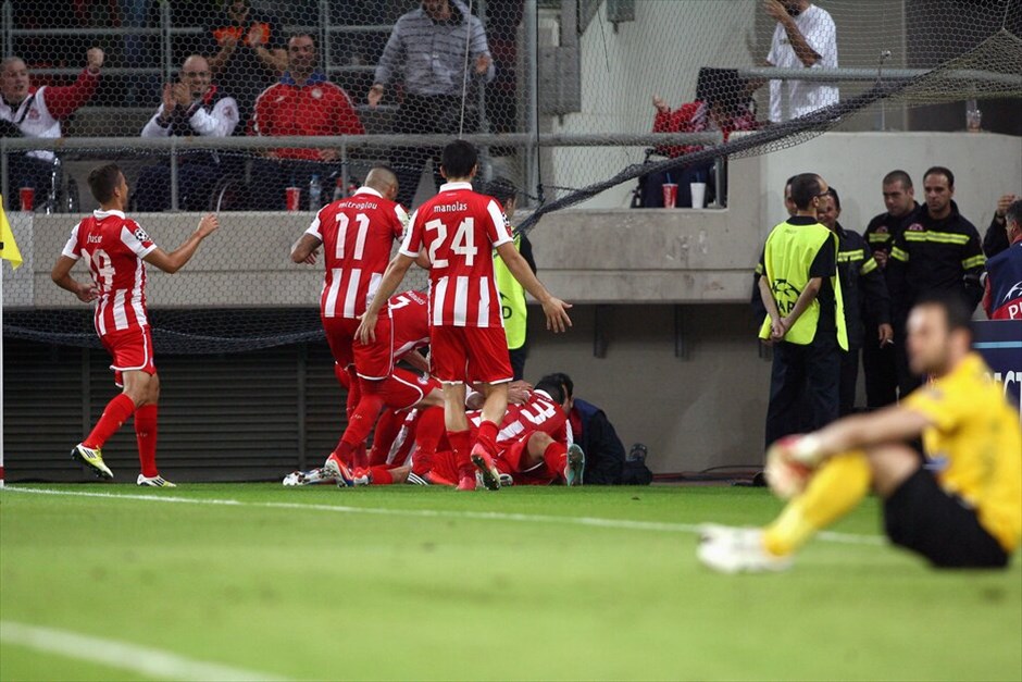 Champions League: Ολυμπιακός - Μονπελιέ 3-1 #10. Οι παίκτες του Ολυμπιακού πανηγυρίζουν το δεύτερο τέρμα που σημείωσε ο Γκρέκο με το οποίο πήραν και πάλι την πρωτοπορία στον αγώνα.