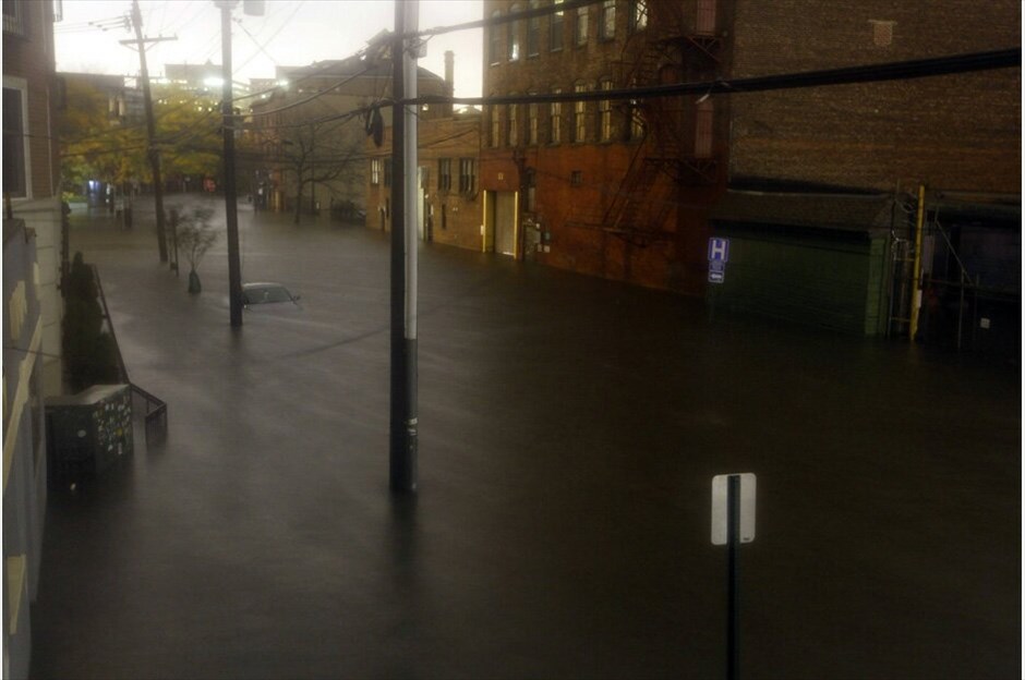 Ο τυφώνας Σάντι σαρώνει τη Νέα Υόρκη #17. Σε κατάσταση «μέγιστης καταστροφής» κήρυξε ο αμερικανός πρόεδρος την πολιτεία της Νέας Υόρκης, που έχει μέχρι στιγμής πληγεί περισσότερο από το πέρασμα του «Σάντι», όπως ανακοίνωσε ο Λευκός Οίκος. Επτά σήραγγες του μετρό πλημμύρισαν από την άνοδο των υδάτων. Η εταιρεία που διαχειρίζεται το μετρό, κάνει λόγο για την μεγαλύτερη καταστροφή στα 108 χρόνια λειτουργίας του. Πολλές γέφυρες και σήραγγες έχουν κλείσει, όπως και όλα τα αεροδρόμια, ενώ το κόστος των ζημιών υπολογίζεται ότι μπορεί να ξεπεράσει τα 50 δισεκατομμύρια δολάρια.Ένα από τα μεγαλύτερα νοσοκομεία της Νέας Υόρκης εκκενώθηκε και αρκετά άλλα βρίσκονται σε κατάσταση επιφυλακής για κάθε ενδεχόμενο.Η κατάσταση επιδεινώνεται από τις πολυάριθμες διακοπές ρεύματος, που έχουν βυθίσει στο σκοτάδι ολόκληρες γειτονιές στο νότιο τμήμα του Μανχάταν, όπου περίπου 250.000 σπίτια είναι χωρίς ρεύμα, σύμφωνα με τις τοπικές αρχές. Συνολικά σε όλη την πολιτεία της Νέας Υόρκης 1.374.312 άνθρωποι είναι χωρίς ηλεκτρικό ρεύμα, ενώ σε όλη τη χώρα ο αριθμός ανέρχεται σε 6.5 εκατομμύρια.