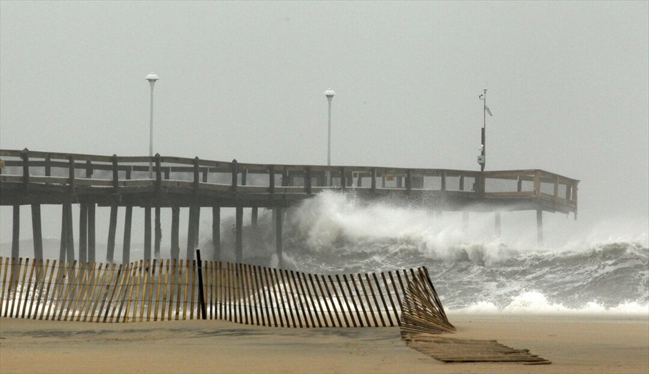 ΗΠΑ: Ενίσχυση του τυφώνα «Σάντι» #40. Ο κατηγορίας 1 τυφώνας Σάντι ενισχύεται και το κέντρο της καταιγίδας αναμένεται να φθάσει στις ακτές των κεντρικών πολιτειών του Αλταντικού τη νύκτα, ανακοίνωσε το Εθνικό Κέντρο Τυφώνων των ΗΠΑ.Οι άνεμοι της καταιγίδας κινούνται με μέγιστη ταχύτητα 140 χιλιομέτρων την ώρα και βρίσκονται σε απόσταση 615 χιλιομέτρων νοτιο-ανατολικά της Νέας Υόρκης.