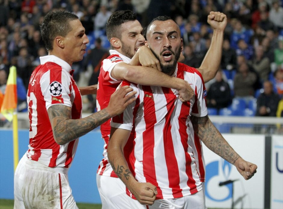 Champions League: Μονπελιέ - Ολυμπιακός 1-2 #2. Ο σκόρερ του«χρυσού» γκολ των «ερυθρολεύκων» Κώστας Μήτρογλου πανηγυρίζει με τους συμπαίκτες του.