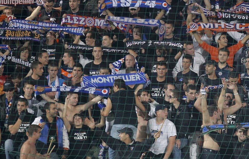Champions League: Μονπελιέ - Ολυμπιακός 1-2 #19. Φίλαθλοι της Μονπελιέ ενθαρρύνουν την ομάδα τους κατά την διάρκεια του αγώνα.