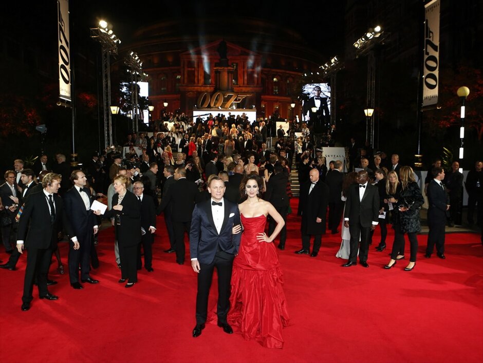 Λονδίνο: Παγκόσμια πρεμιέρα του «Skyfall» #2. Ο Ντάνιελ Κρεγκ με την Μπερενίς Μαρλό που συγκέντρωσε βλέμματα θαυμασμού.